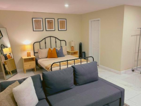 Orlando-Fl Studio room 20 min Universal Disney parks 15 min AIRPORT MCO